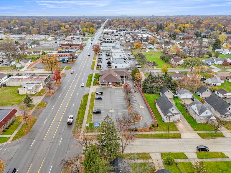 27621 Warren Rd, Garden City, MI for lease - Primary Photo - Image 1 of 48