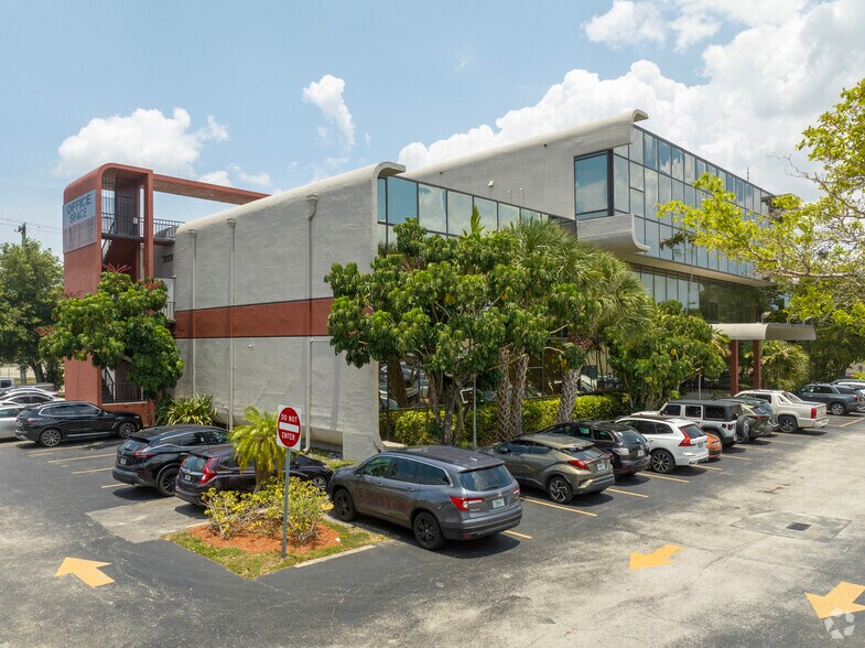 5190 NW 167th St, Miami Lakes, FL à louer - Photo du bâtiment - Image 2 de 10