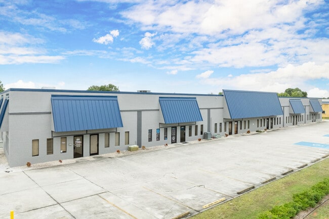 Plus de détails pour 1620-1646 SE Village Green Dr, Port, Port Saint Lucie, FL - Local d'activités, Industriel à louer
