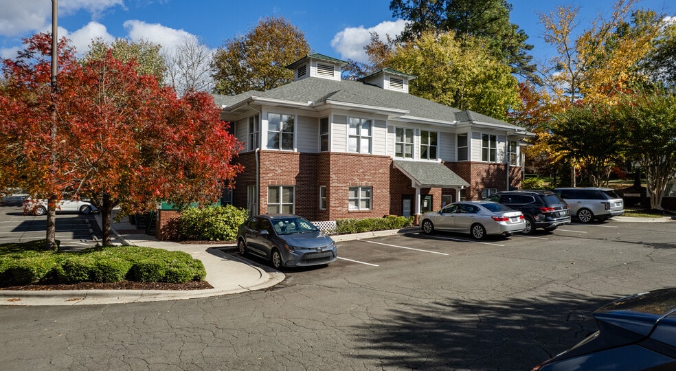 1502 W Nc-54 Hwy, Durham, NC à louer - Photo du bâtiment - Image 2 de 11