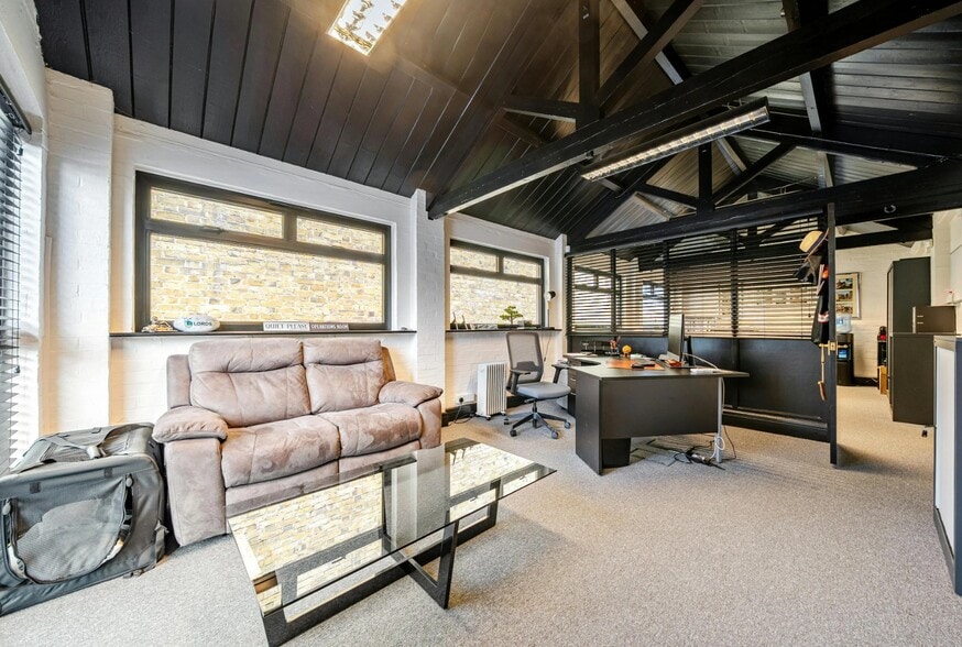 1 Bury Ln, Rickmansworth for lease - Interior Photo - Image 3 of 6