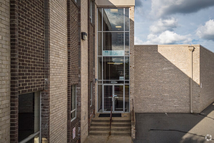 5261-5263 Port Royal Rd, Springfield, VA à louer - Photo du bâtiment - Image 3 de 5