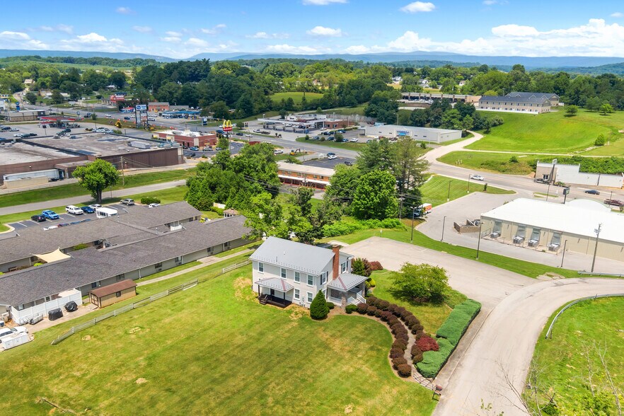 6245 University Park Dr, Radford, VA à vendre - Photo du bâtiment - Image 2 de 68