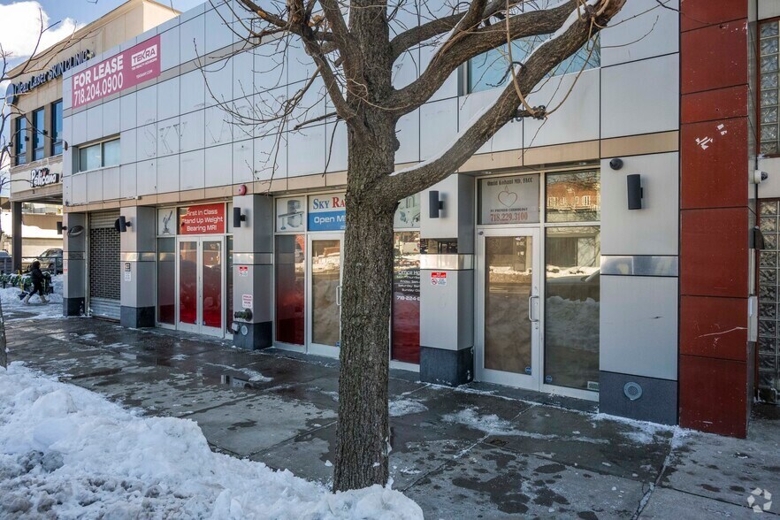 210-12 Northern Blvd, Bayside, NY à vendre - Photo du bâtiment - Image 3 de 4