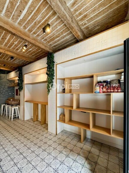 Retail in Marseille for lease - Interior Photo - Image 3 of 5