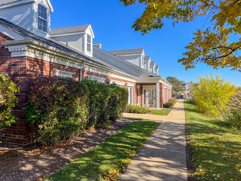 33 W Higgins Rd, South Barrington, IL à louer - Photo du bâtiment - Image 3 de 8