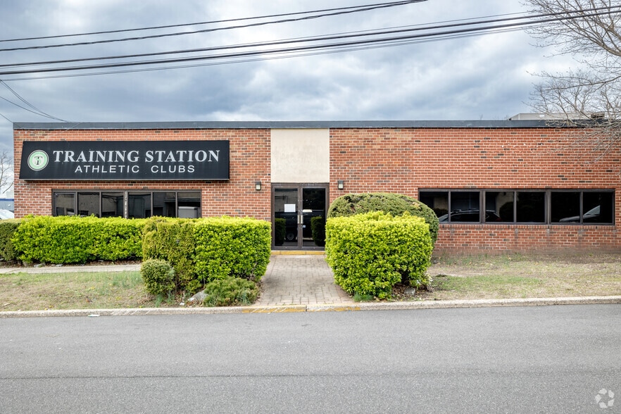 43-45 Channel Dr, Port Washington, NY for sale - Building Photo - Image 3 of 7