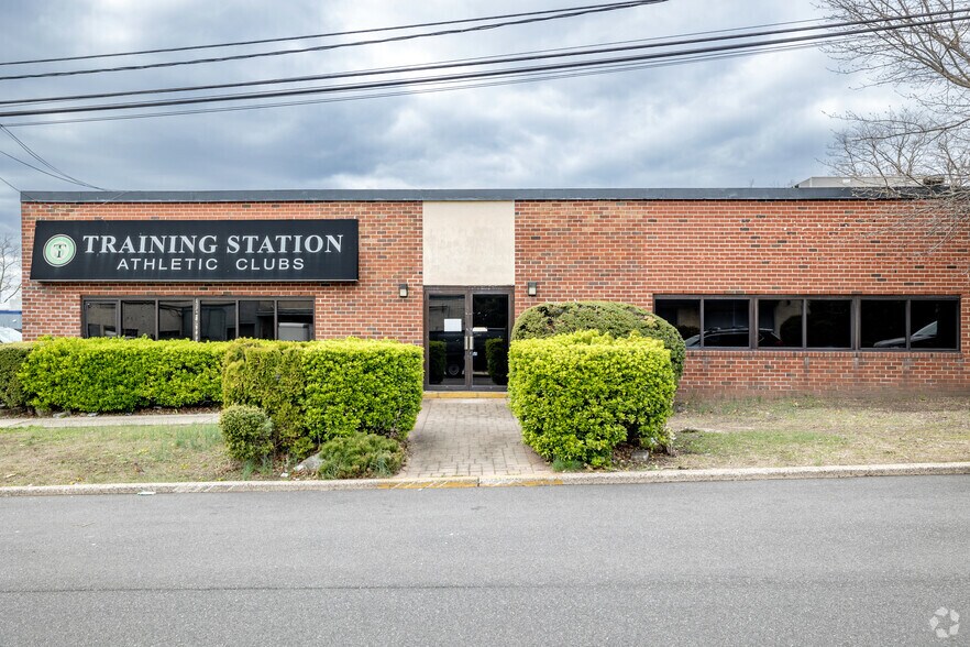 43-45 Channel Dr, Port Washington, NY à vendre - Photo du bâtiment - Image 3 de 7