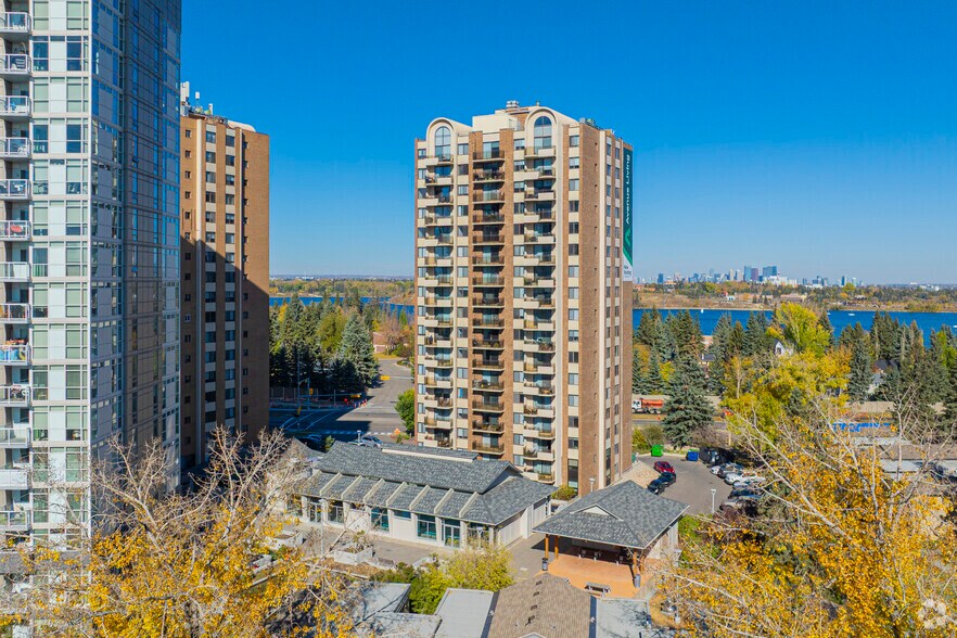 2105 90 Av SW, Calgary, AB à louer - Photo du bâtiment - Image 2 de 115