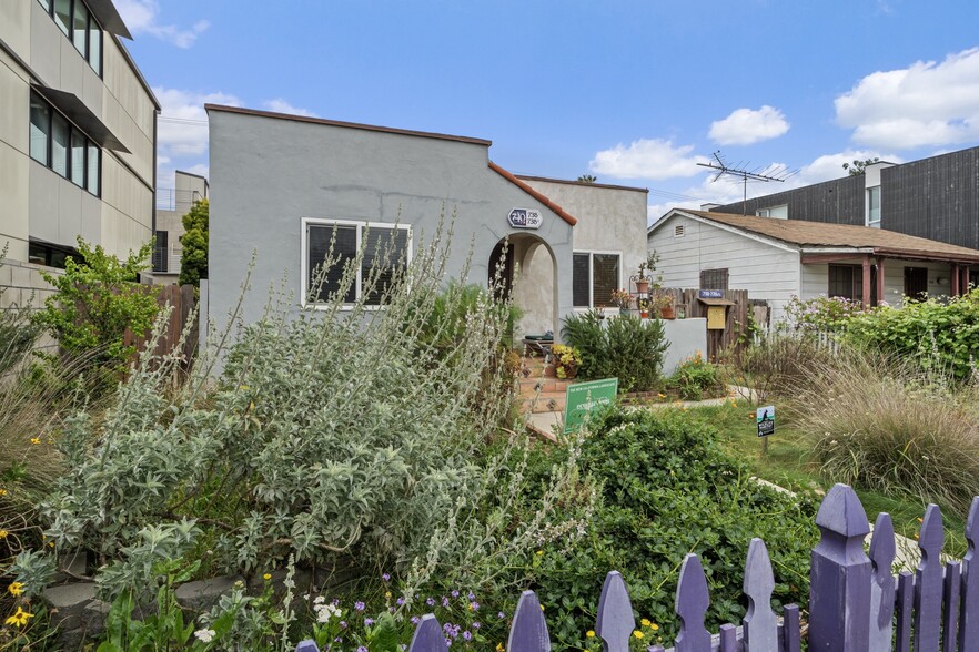 738 Brooks Ave, Venice, CA for sale - Primary Photo - Image 1 of 25