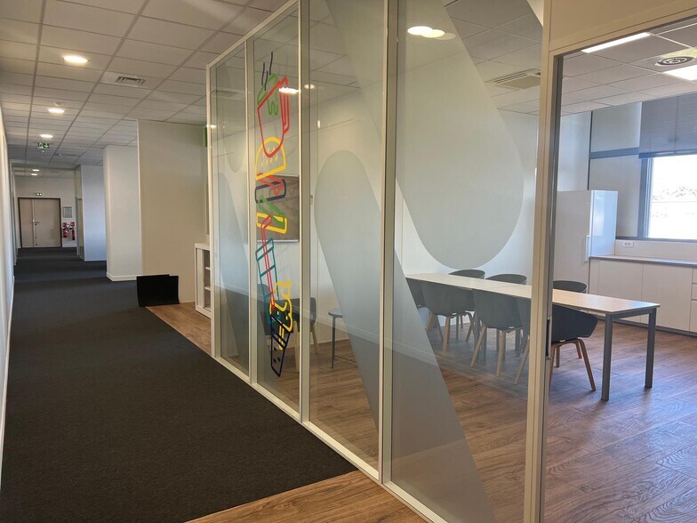 Office in Marseille for lease - Building Photo - Image 3 of 9