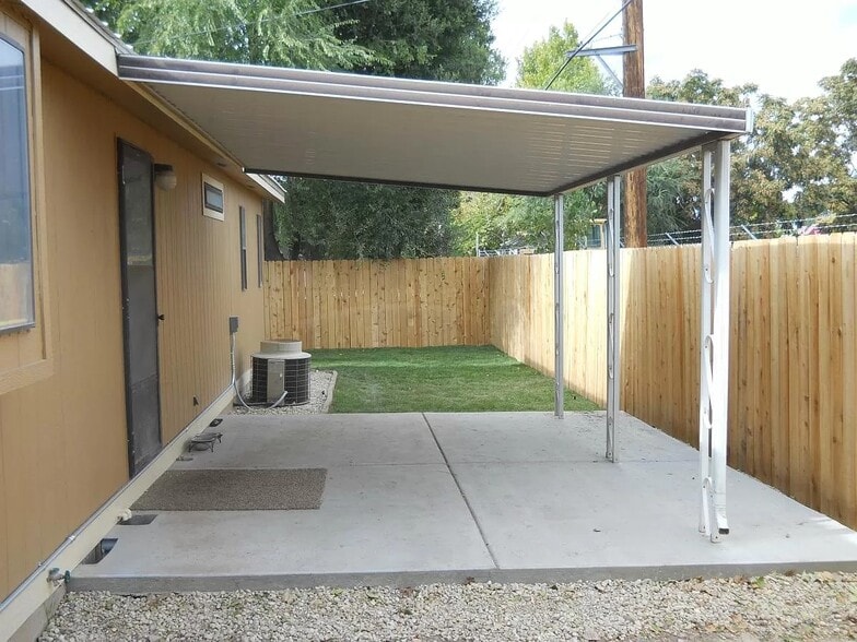 3 UNIT RENTAL INCOME PROPERTY portfolio of 2 properties for sale on LoopNet.ca - Building Photo - Image 2 of 14