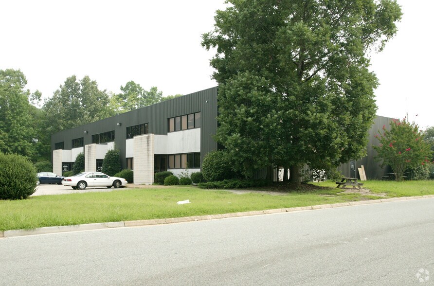 11840 Canon Blvd, Newport News, VA for lease - Building Photo - Image 2 of 11