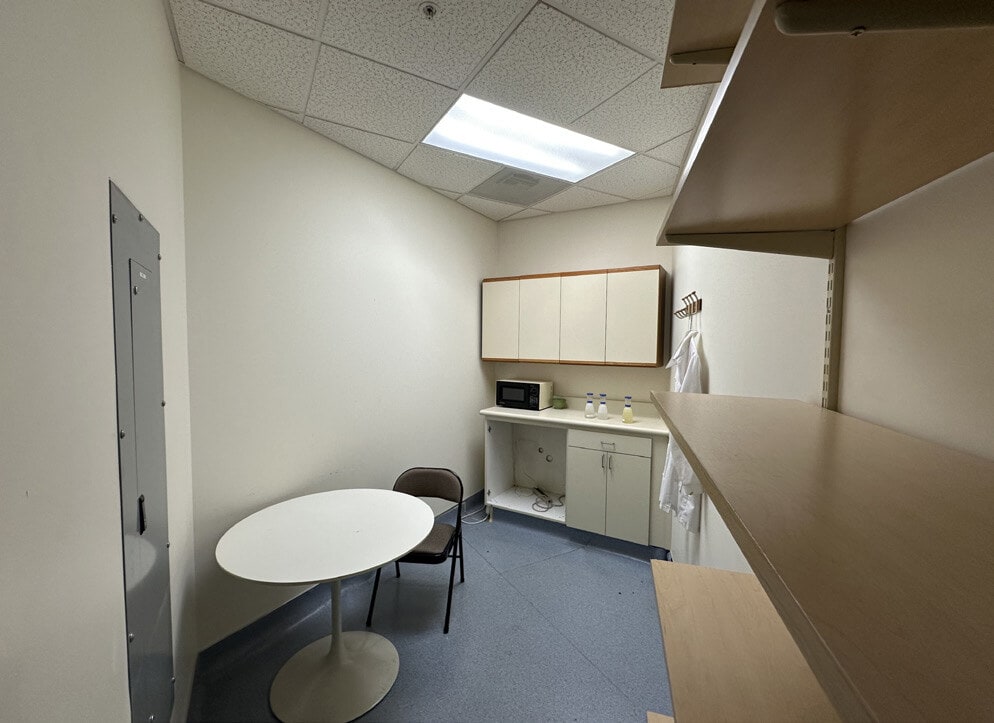 995-999 E Stanley St, Livermore, CA 94550 - Unit B - - Interior Photo - Image 2 of 5