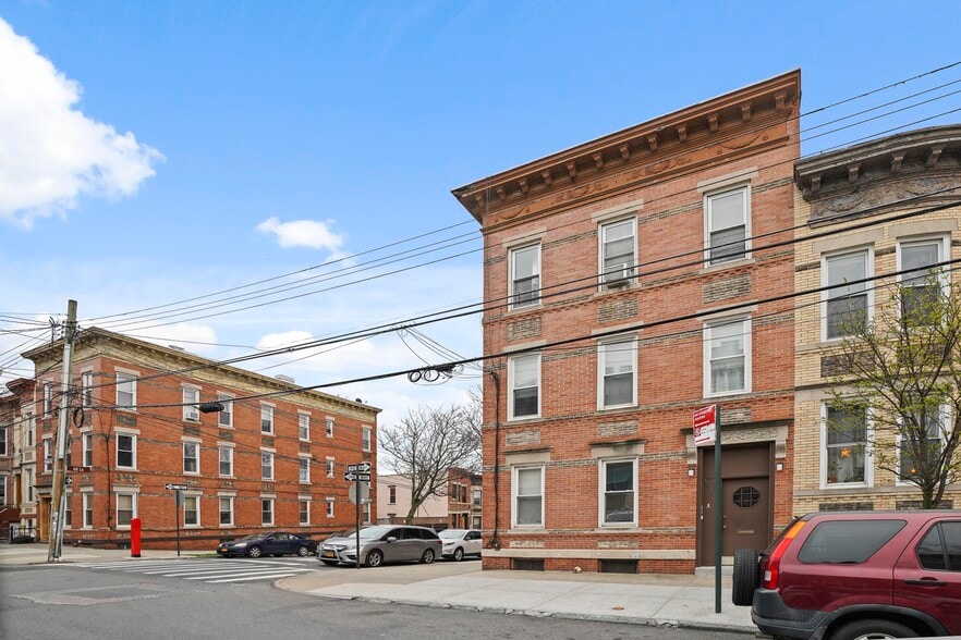 6046 Putnam Ave, Ridgewood, NY à vendre - Photo du bâtiment - Image 2 de 47