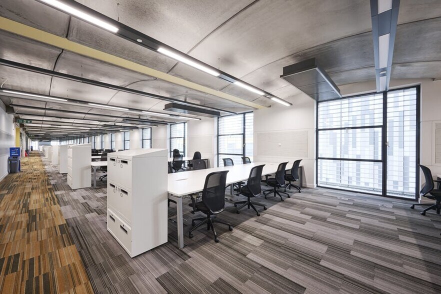 21-35 Wellington St, London for lease - Interior Photo - Image 3 of 15