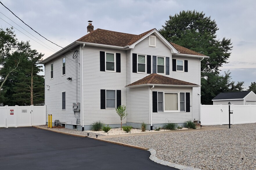 221 Chestnut St, Toms River, NJ for sale - Primary Photo - Image 1 of 26
