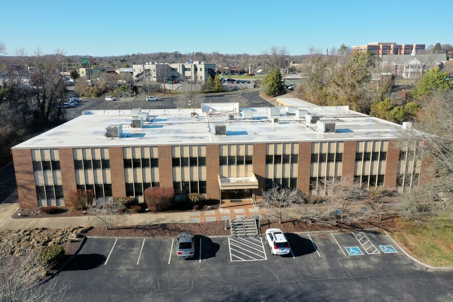 6501 Deane Hill Dr, Knoxville, TN à vendre - Photo du bâtiment - Image 1 de 20