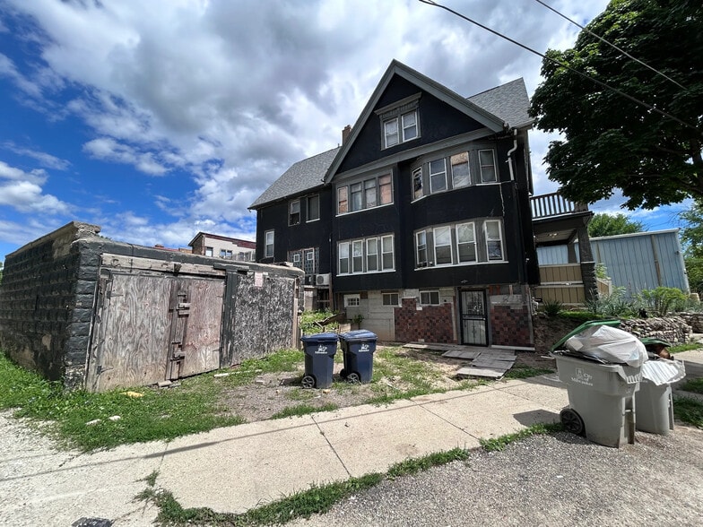 3746 W Sarnow St, Milwaukee, WI for sale - Building Photo - Image 3 of 10