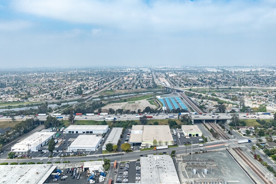 8731 & 8741 Pioneer Blvd, Santa Fe Springs, CA à louer - Photo du bâtiment - Image 3 de 21