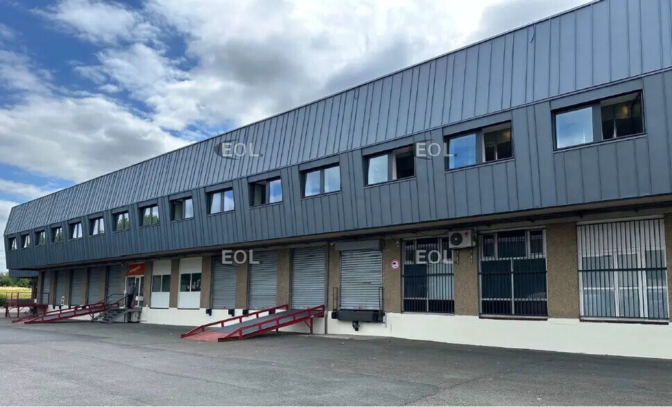 Industriel dans Villejust à louer - Photo du bâtiment - Image 1 de 5