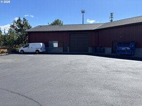 910 NE 11th St, McMinnville, OR for lease Building Photo- Image 2 of 16