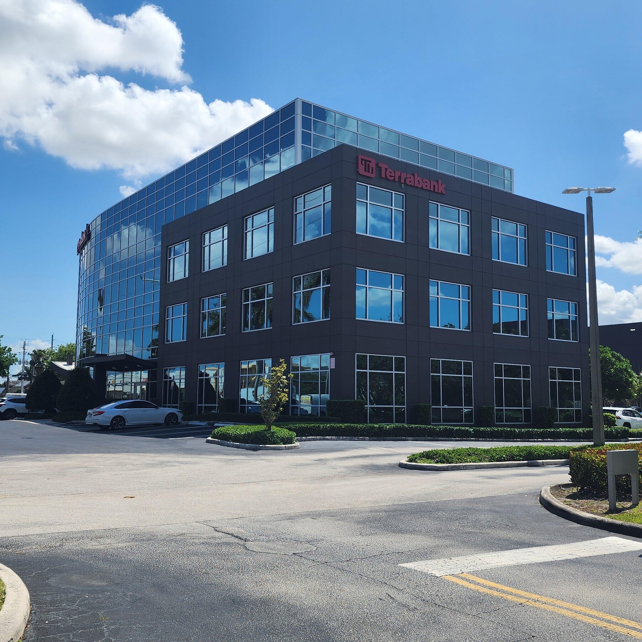 2500 NW 107th Ave, Miami, FL à louer Photo du bâtiment- Image 1 de 33