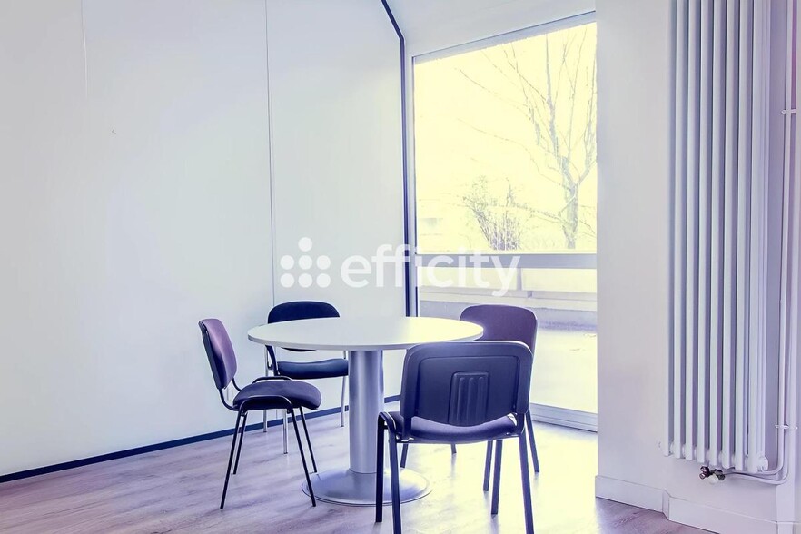 Office in Nanterre for lease - Interior Photo - Image 3 of 7