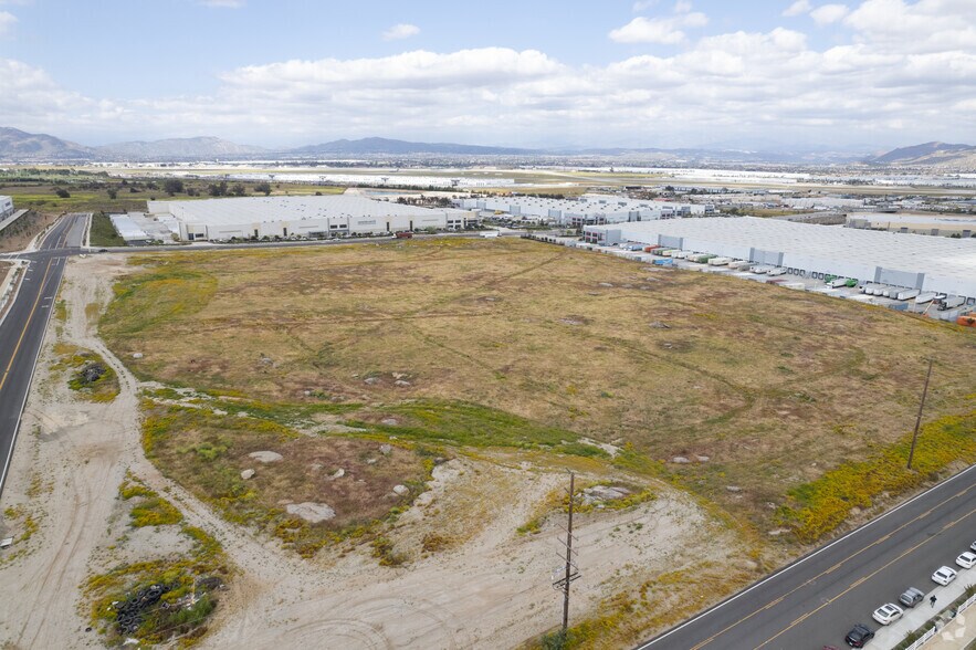 22530 Old Oleander Ave, Perris, CA à vendre - Photo du bâtiment - Image 2 de 5