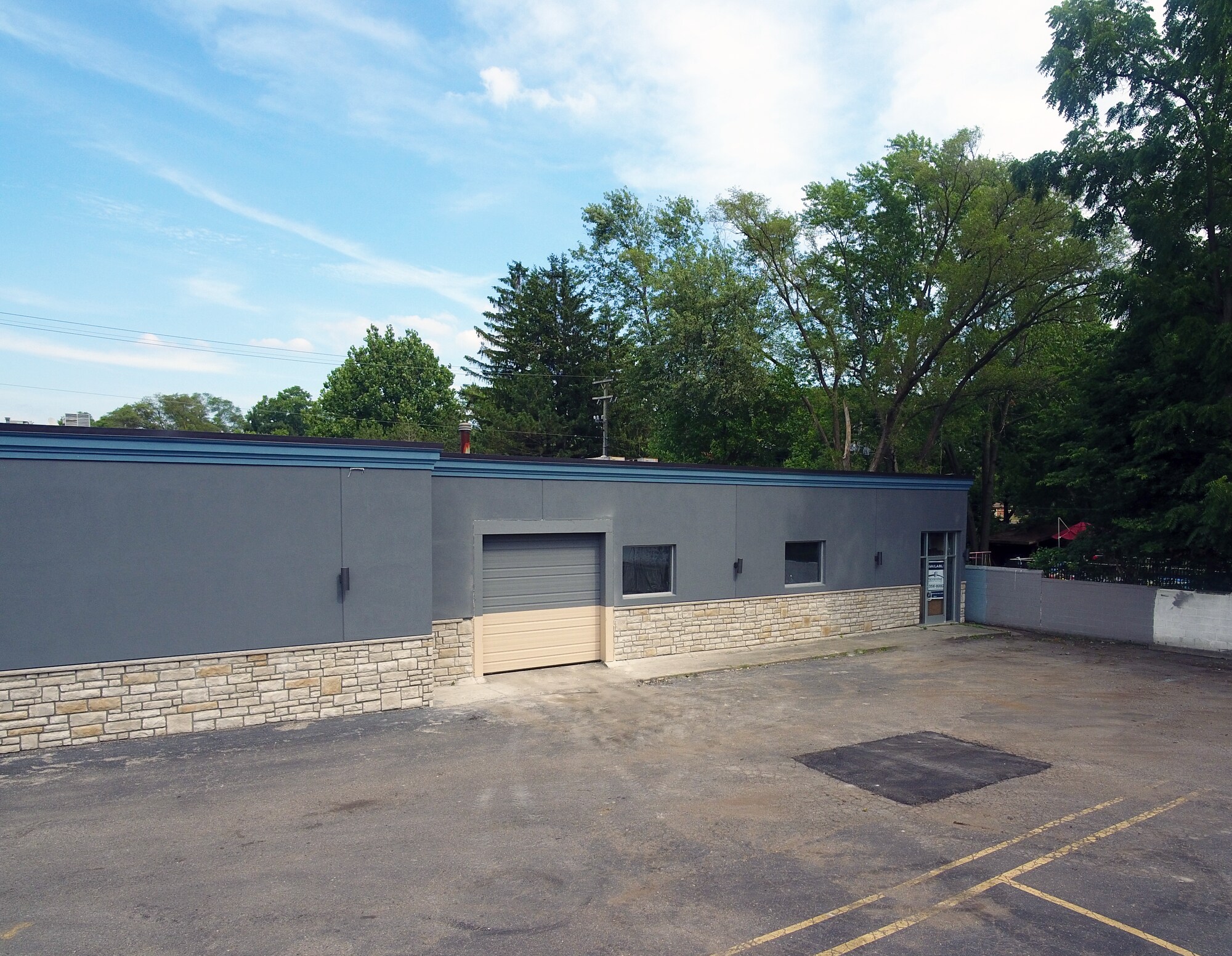 27437 6 Mile Rd, Livonia, MI à louer Photo du bâtiment- Image 1 de 2