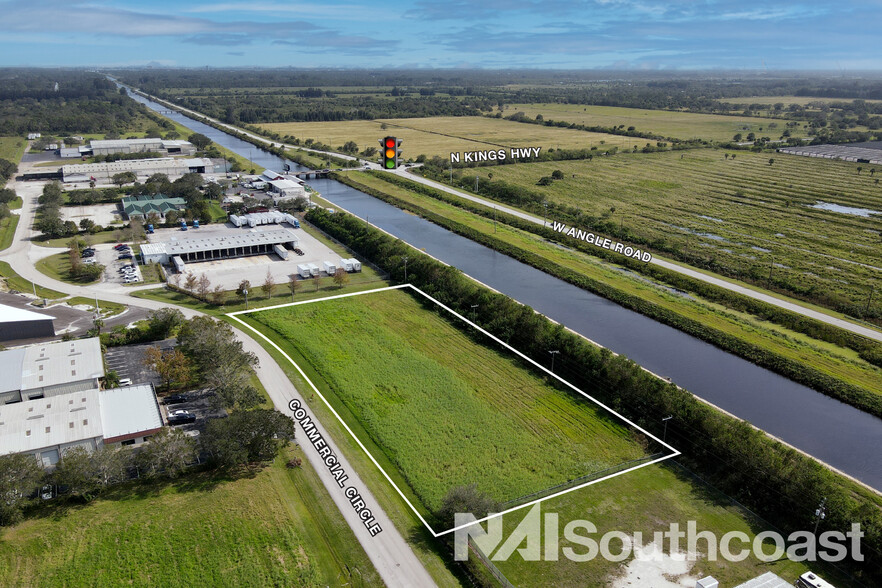 7491 Commercial Cir, Fort Pierce, FL for lease - Building Photo - Image 1 of 4