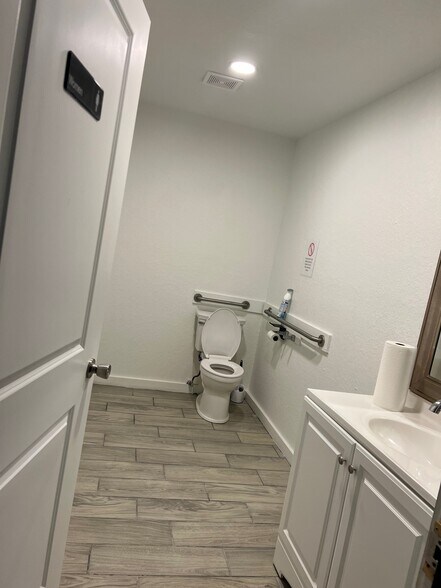 5107 N Highway 288B, Clute, TX à vendre - Photo du bâtiment - Image 2 de 6