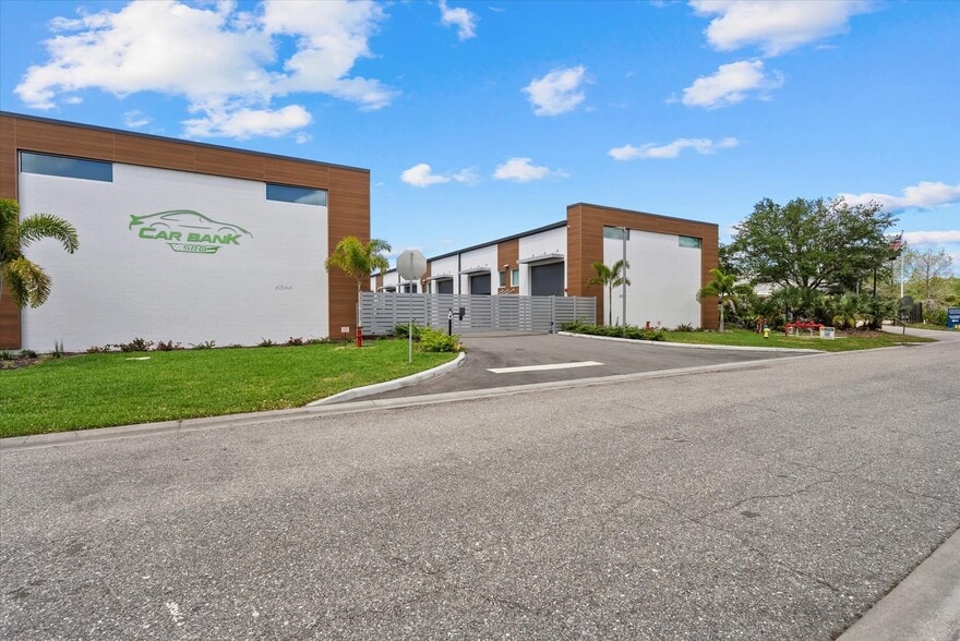 6566 Palmer Park Cir, Sarasota, FL for sale - Primary Photo - Image 1 of 20