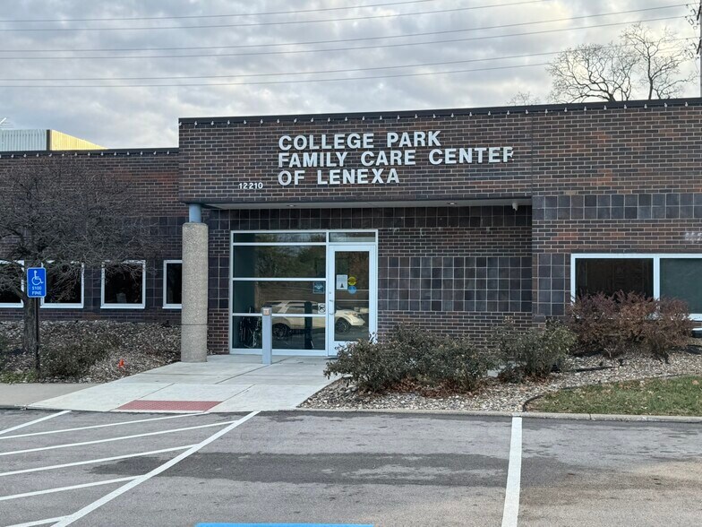 12208-12210 W 87th Street Pky, Lenexa, KS à louer - Photo du bâtiment - Image 2 de 8