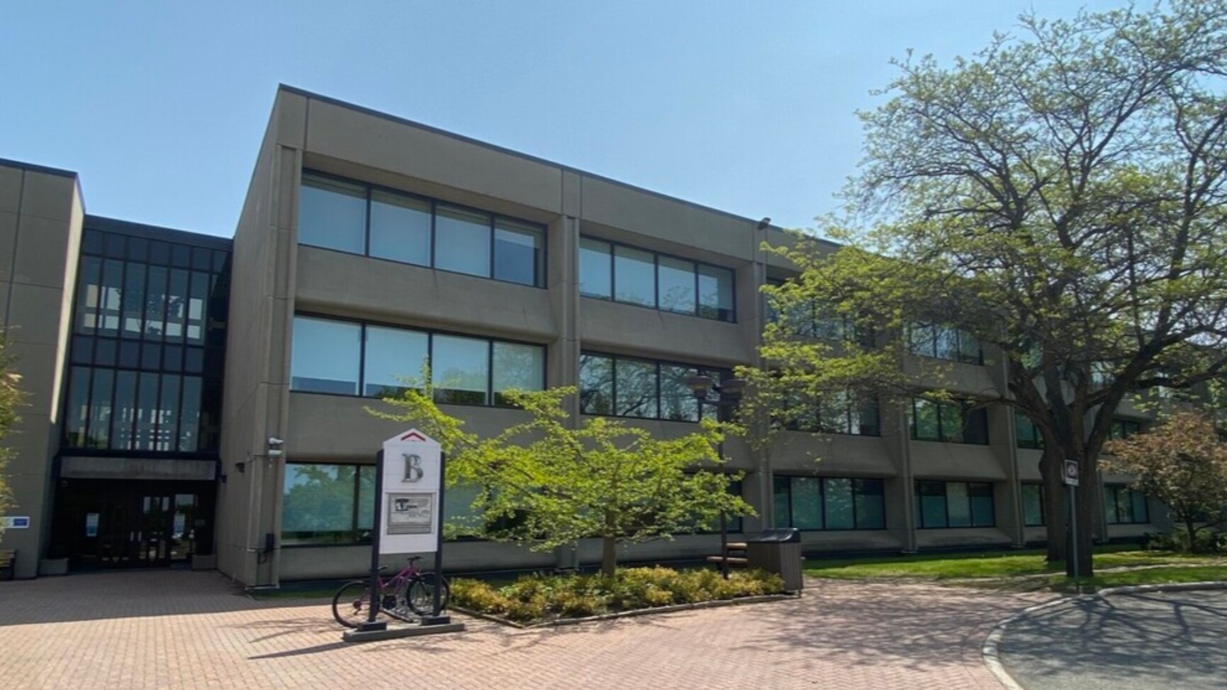 700 Montreal Rd, Ottawa, ON à vendre Photo du bâtiment- Image 1 de 1