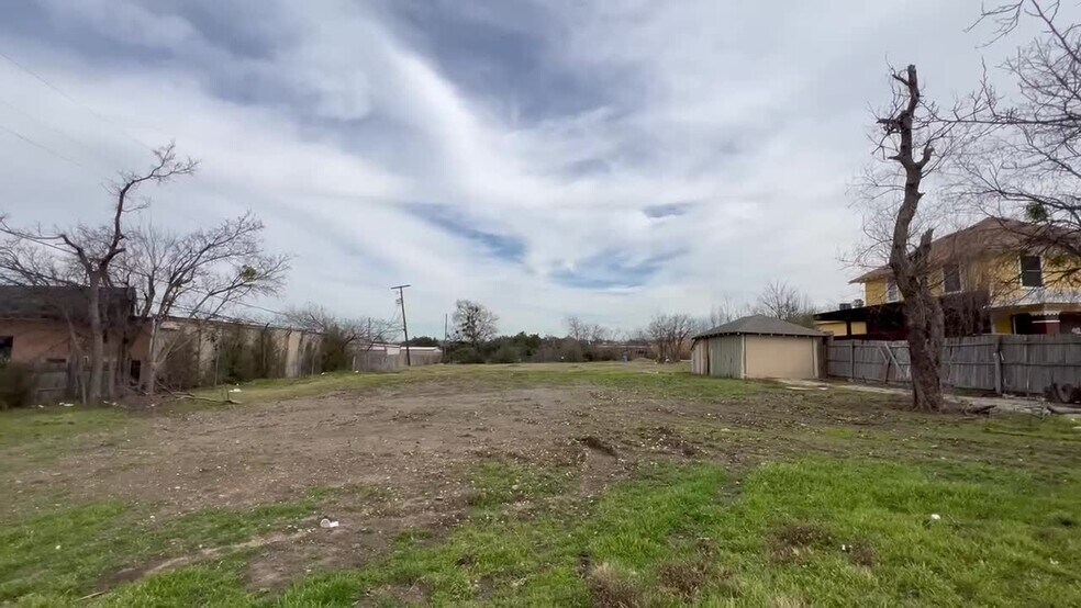 2309 Oakland Blvd, Fort Worth, TX à vendre - Vidéo sur l’inscription commerciale - Image 2 de 11