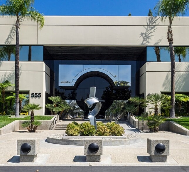 555-605 E Huntington Dr, Monrovia, CA à louer - Photo du bâtiment - Image 2 de 20