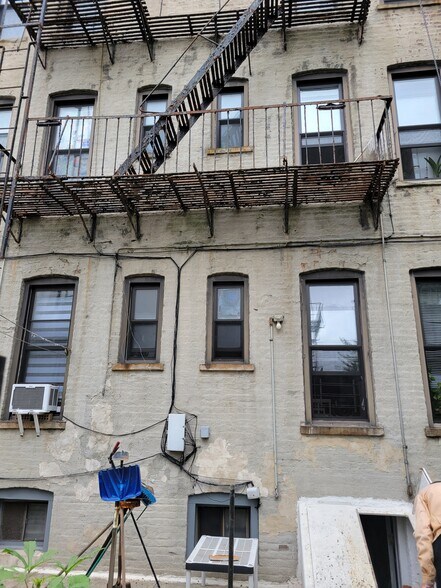 1858 Cornelia St, Ridgewood, NY à vendre - Photo du bâtiment - Image 3 de 23