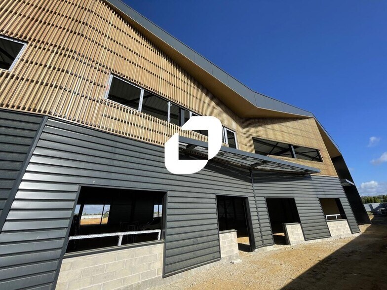Local d'activités dans Moissy-Cramayel à vendre - Photo du bâtiment - Image 1 de 5