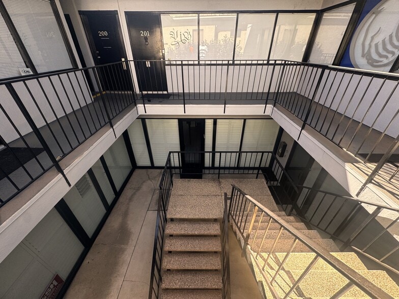 6016 Fallbrook Ave, Woodland Hills, CA for lease - Building Photo - Image 2 of 8