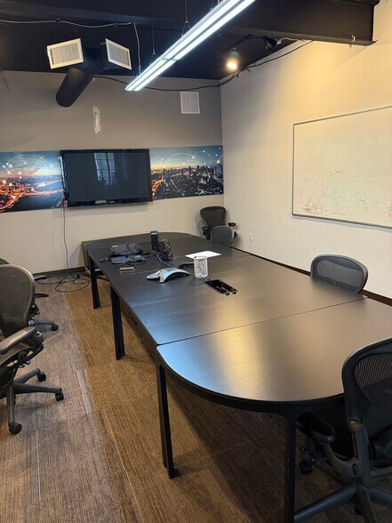 1605 E Plaza Dr, Tallahassee, FL à louer - Photo du bâtiment - Image 3 de 6