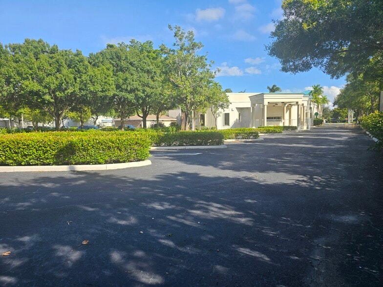2055 Palm Beach Lakes Blvd, West Palm Beach, FL for lease - Building Photo - Image 2 of 10