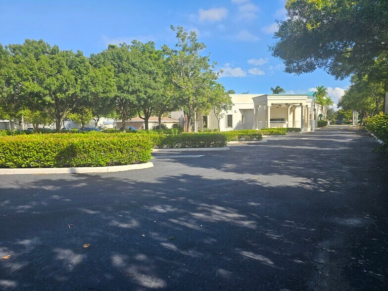 2055 Palm Beach Lakes Blvd, West Palm Beach, FL à louer - Photo du bâtiment - Image 2 de 9