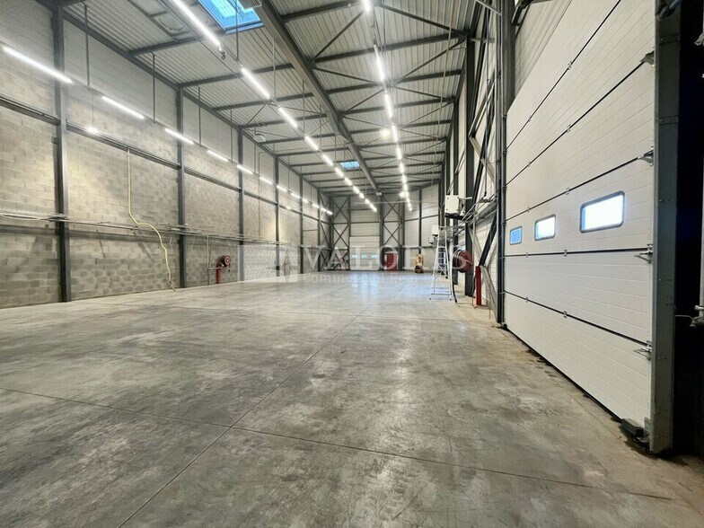 Flex in Dagneux for lease - Interior Photo - Image 3 of 4