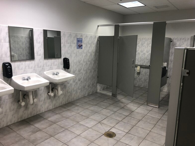 700 Hicksville Rd, Bethpage, NY for lease - Interior Photo - Image 3 of 12