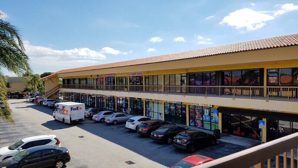 8400-8420 W Flagler St, Miami, FL à louer - Photo du bâtiment - Image 3 de 4