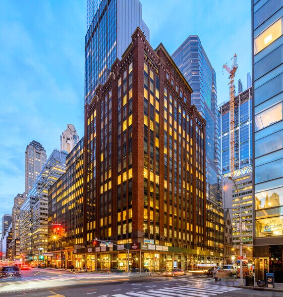 551 Madison Ave, New York, NY à louer - Photo du bâtiment - Image 3 de 11