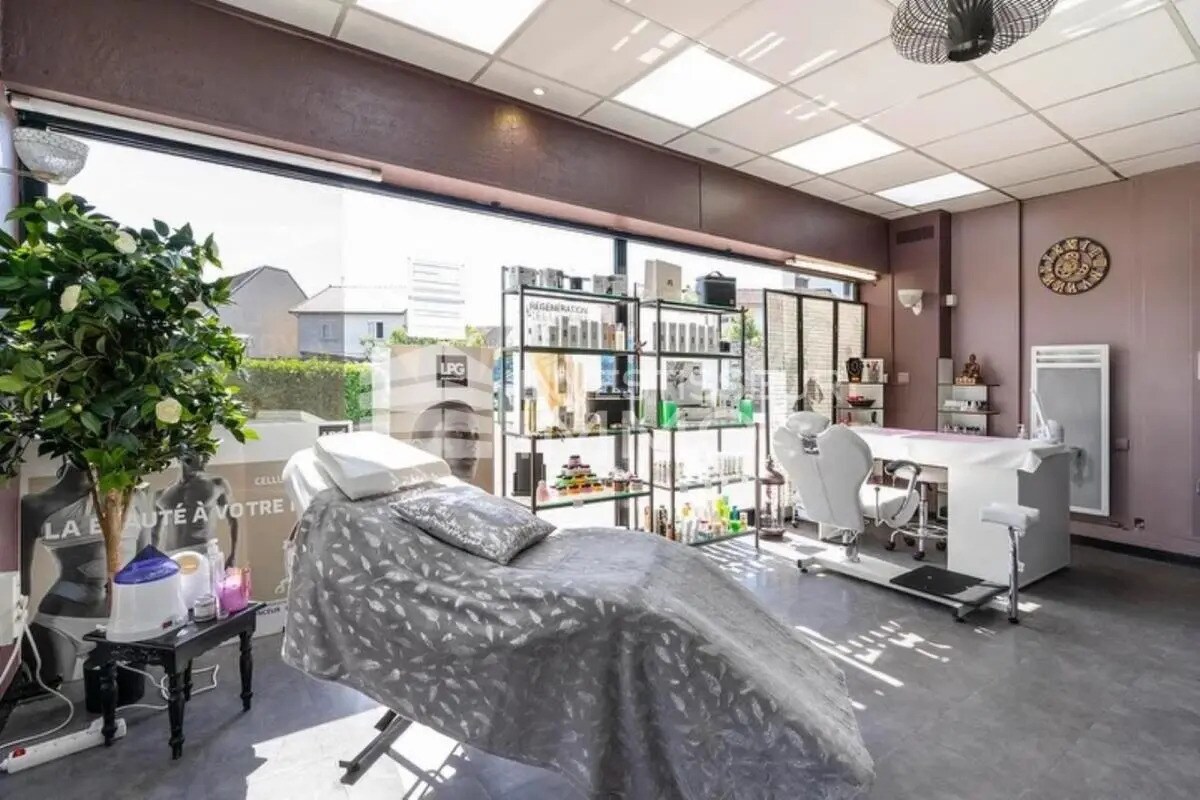 Retail in Chennevières-sur-Marne for lease Interior Photo- Image 1 of 10