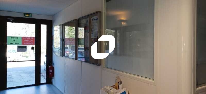 Office in Aubergenville for lease - Interior Photo - Image 2 of 8