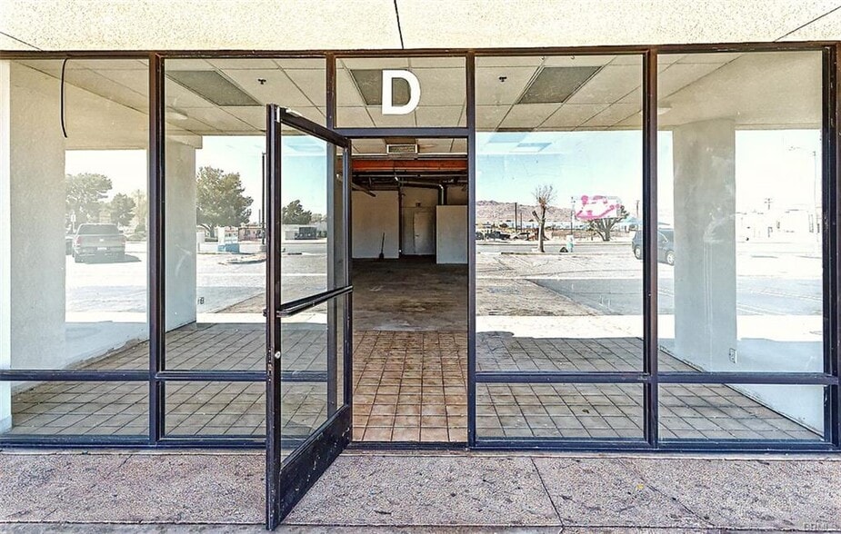 13534 Navajo Rd, Apple Valley, CA à louer - Photo du bâtiment - Image 3 de 6